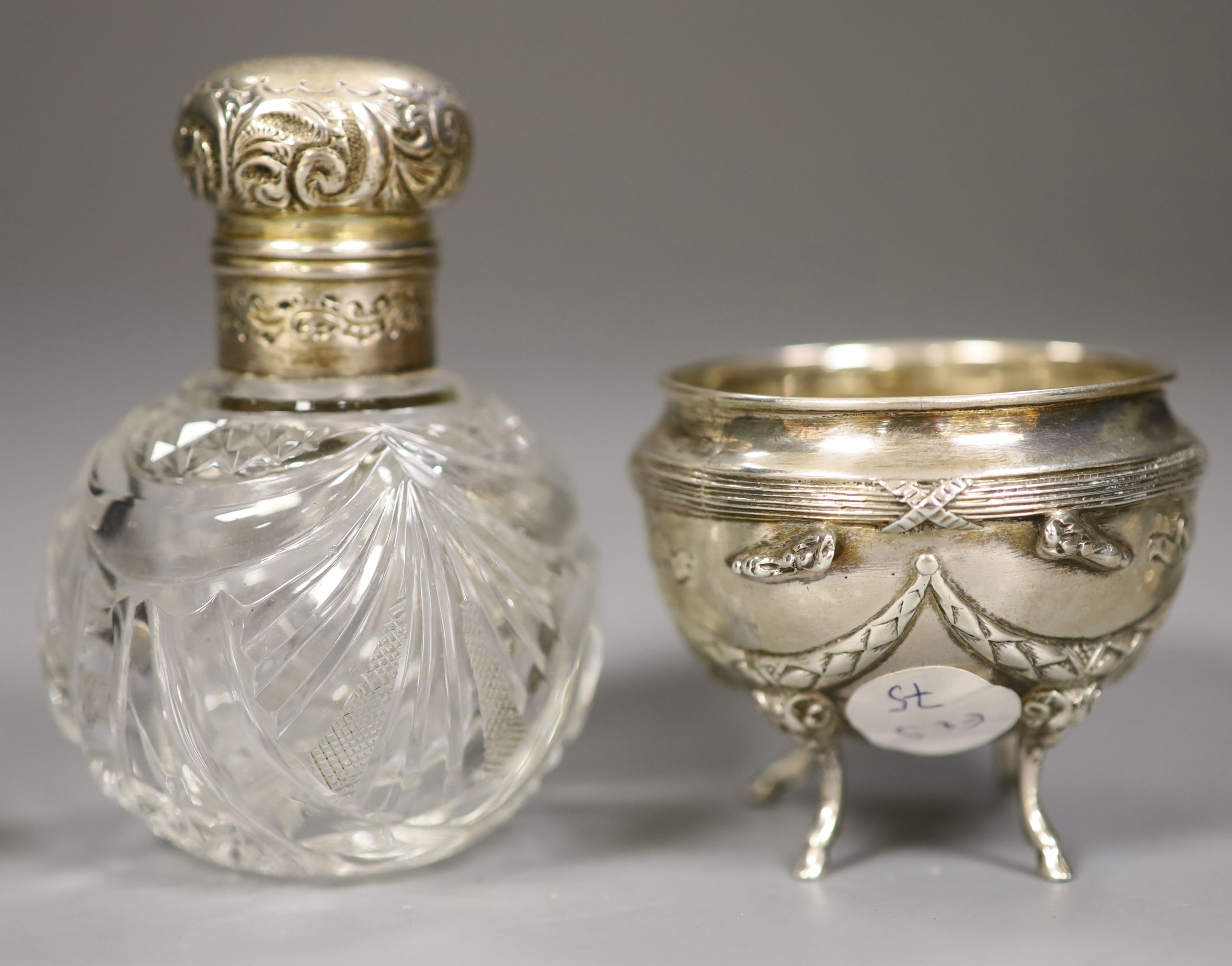 An Edwardian silver and glass globular scent bottle, a Continental cauldron shaped salt and four napkin rings